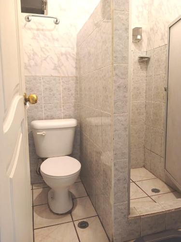 基多Hostal Almagro的一间带卫生间和淋浴的浴室