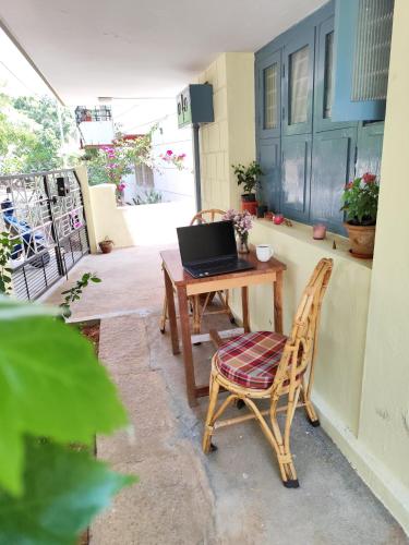 迈索尔Park View的坐在庭院桌子上的笔记本电脑