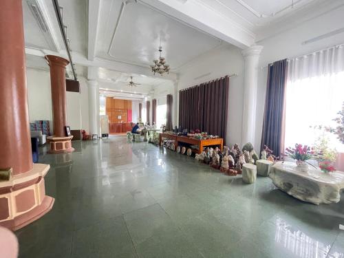 Yên BáiKhách sạn Phương Thuý 1的大型客房,设有配备桌椅的大堂。