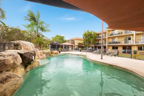 卡巴雷塔海滩Tamarind Sands Resort的度假村内带瀑布的游泳池