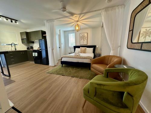 艾吉希尔Luxe Palm Studio Villa - In the heart of Edge Hill的客厅配有床和椅子