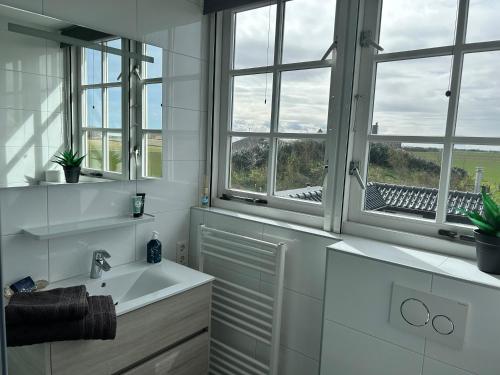德科赫Landhuis Mariëtta的白色的浴室设有窗户和水槽