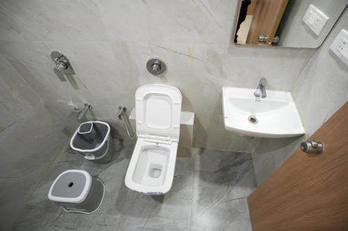 拉杰果德Maruti Grand Hotel的一间带卫生间和水槽的浴室