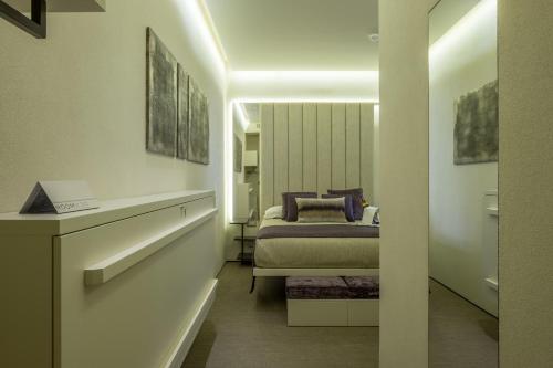 罗马230罗马奢华套房旅馆的卧室配有一张床