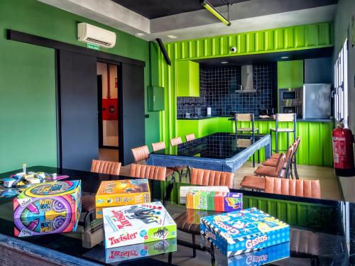 托莱多Wonder Hostel的餐厅拥有绿色的墙壁和桌椅