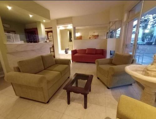 特尔马斯德里奥翁多HOTEL INTI YACU的客厅配有两张沙发和一张桌子