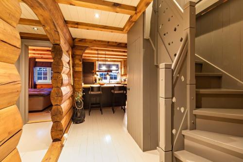 LislevatnLuxurious and modern log cabin close to nature的一个小房子的走廊,设有厨房和楼梯