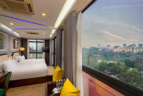 河内Bella Rosa Hotel & Travel的一间卧室设有一张床和一个大窗户