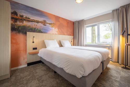 德文格洛弗莱彻酒店 - 博肯餐厅的卧室配有一张大床,墙上挂有绘画作品