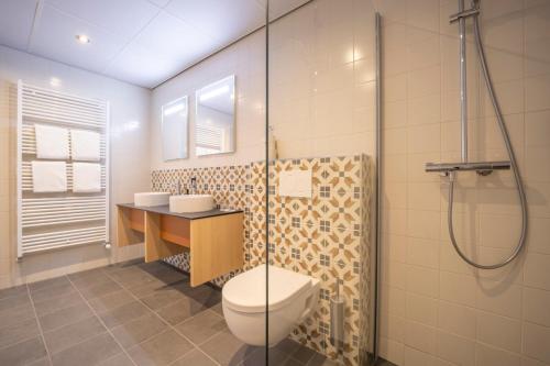 德文格洛弗莱彻酒店 - 博肯餐厅的一间带卫生间和淋浴的浴室