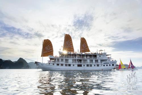 下龙湾Hera Cruises Group on Ha Long Bay的一艘在水中航行的游轮