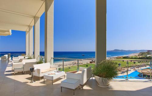 法里拉基净土Spa度假酒店的大堂设有白色椅子,享有海景