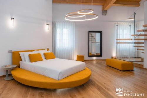 ViscianoTENUTA FOGLIANI的一间卧室配有一张带黄色枕头的大床