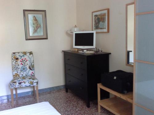 罗马比安卡内夫庄园公寓的一间卧室,配有带椅子的梳妆台上的电脑