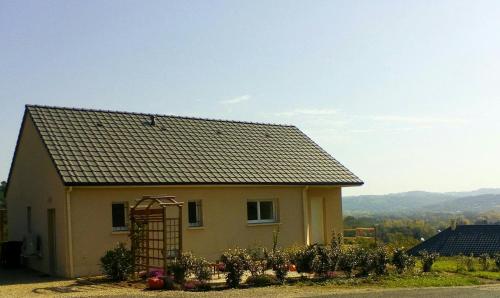 CublacLa Mirabelle 85m2 comfort et très jolie vue的一座带屋顶的黄色小房子