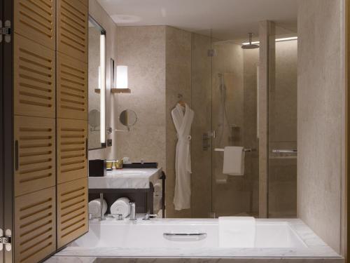 惠州惠州小径湾艾美酒店的浴室配有浴缸、淋浴和水槽
