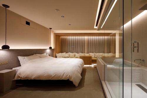 东京HotelCO Kuramae ホテル コ 蔵前的一间卧室配有一张床和浴缸