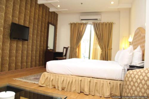 锡亚尔科特Hotel Javson的卧室设有一张白色大床和一扇窗户。