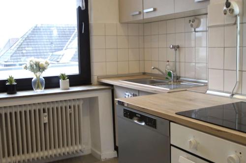 奥伯豪森Maye Oberhausen City Deluxe 3的厨房配有水槽、暖气和窗户