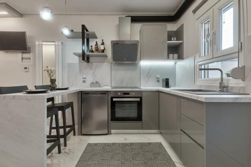 米蒂利尼Modern Studio for Two, Mytilene Lesvos的厨房配有不锈钢用具和水槽