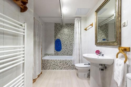 毕尔巴鄂Ganburu apartment by People Rentals的浴室配有盥洗盆、卫生间和浴缸。