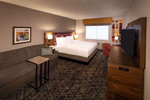 普尔曼Hampton Inn Pullman的配有一张床和一台平面电视的酒店客房