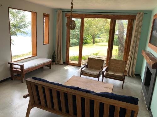 波特尔堡Baranko Villa的带沙发、桌子和窗户的客厅