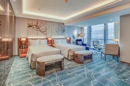 南宁南宁龙光那莲豪华精选酒店的酒店客房配有两张床和一张书桌