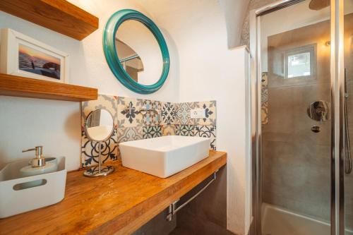 滨海波利尼亚诺Poseidonia-Housea Travel的一间带水槽和镜子的浴室