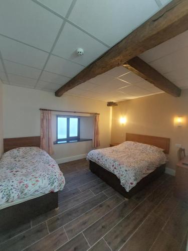 BradfieldPadley Farm的一间卧室设有两张床和窗户。