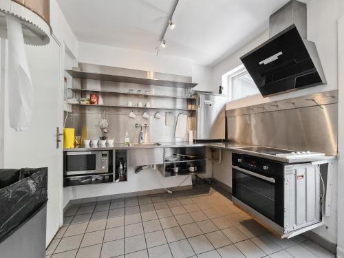 欧登塞Milling Hotel Mini 11的一个带不锈钢柜台和电器的大厨房