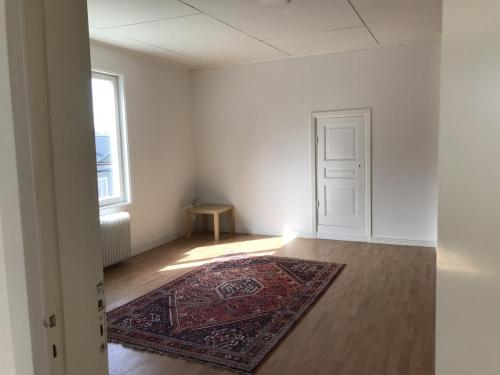 阿沃斯塔Lägenhet/Apartment Krylbo, Avesta Sweden的一个空房间,有地毯和门