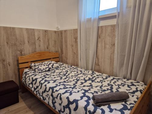 华沙Zlota Sliska Pokoje Centrum的一间卧室配有一张带黑白色棉被的床