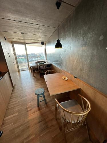 哥本哈根Central apartment Vesterbro的客房设有桌椅和窗户。