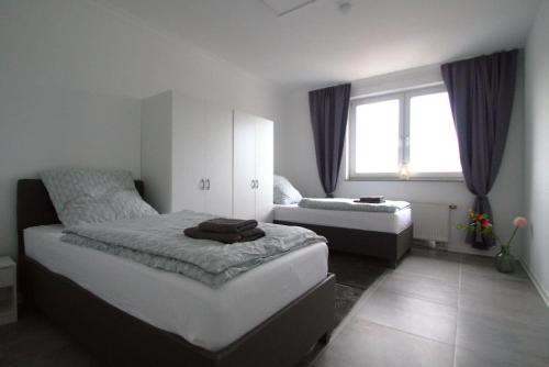 贝尔吉施格拉德巴赫Frühlings Apartments GL21的一间卧室设有一张大床和一个窗户。