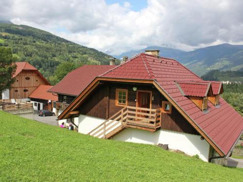 格明德Peaceful Cottage near Ski Area in Gm nd的山坡上一座红色屋顶的房子