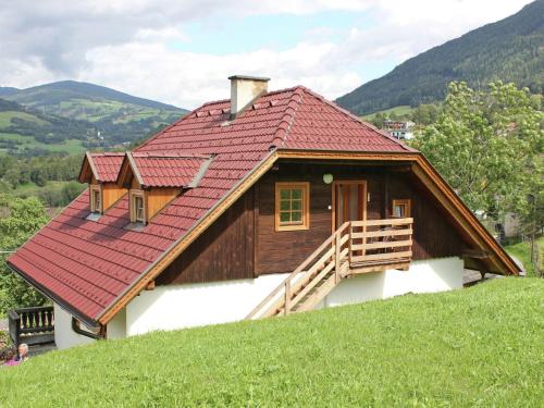 格明德Peaceful Cottage near Ski Area in Gm nd的山顶上一座红色屋顶的房子