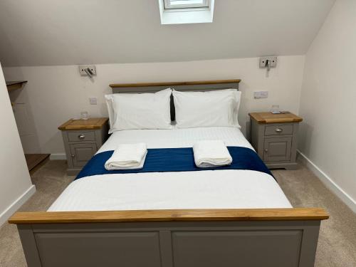 彭赞斯Wayfarers Lodge的一间卧室配有一张床,上面有两条毛巾