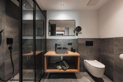 乌姆豪森4zero Appartment的带淋浴、卫生间和盥洗盆的浴室