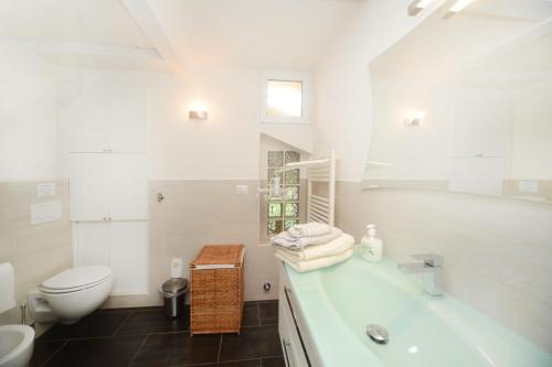 诺利La vita è bella - Noli的白色的浴室设有浴缸和卫生间。