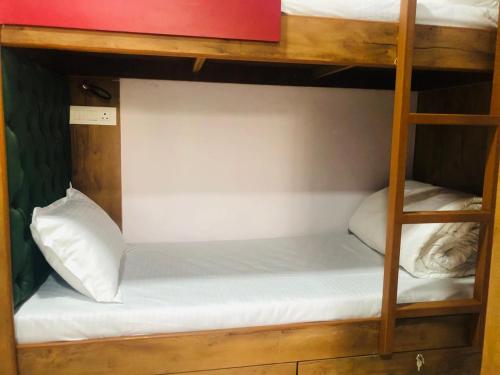 Everest Stays Rooms and Dormitory客房内的一张或多张床位