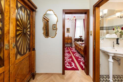 维也纳Hotel Stefanie - VIENNA'S OLDEST HOTEL的一间带水槽和镜子的浴室