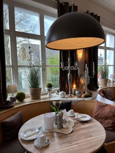 吉森德伯格酒店的一张桌子,房间内设有大灯和窗户