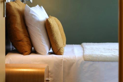 蒙彼利埃乐桑斯六酒店的床上的2个枕头