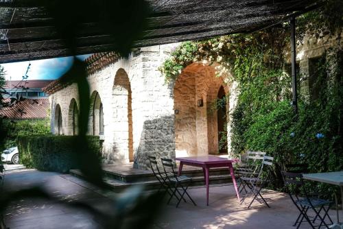 蒙彼利埃乐桑斯六酒店的庭院里的紫色桌子和椅子