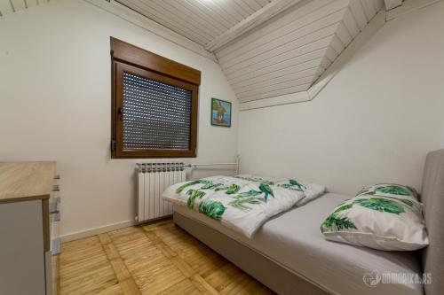 巴伊纳巴什塔BB Sima的一间小卧室,配有床和窗户