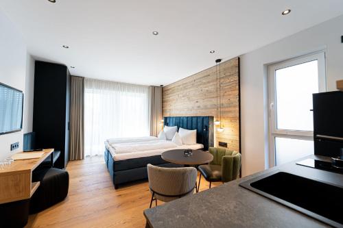 安卡姆See und Sporthotel Ankum Lakeside Apartments的酒店客房配有一张床铺和一张桌子。