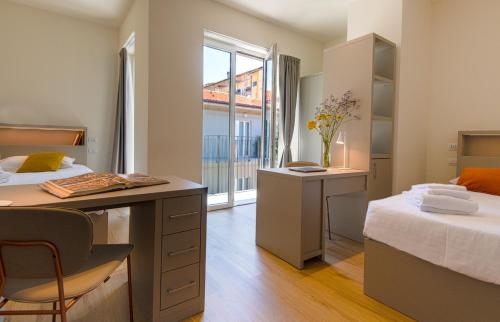 佛罗伦萨S4 Stays的客房设有两张床、一张桌子和一个窗户。