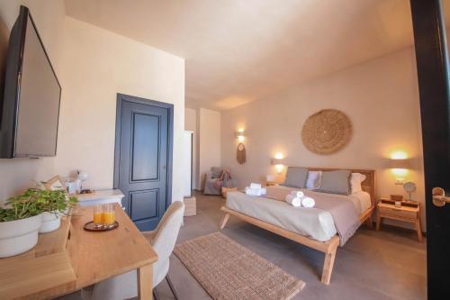 法萨诺Casale degli Ulivi by Apulia Hospitality的客厅配有床和桌子