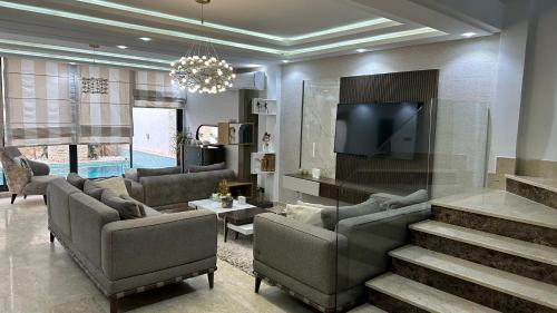 Ben ArousLuxury house with swimming pool的带沙发和平面电视的客厅